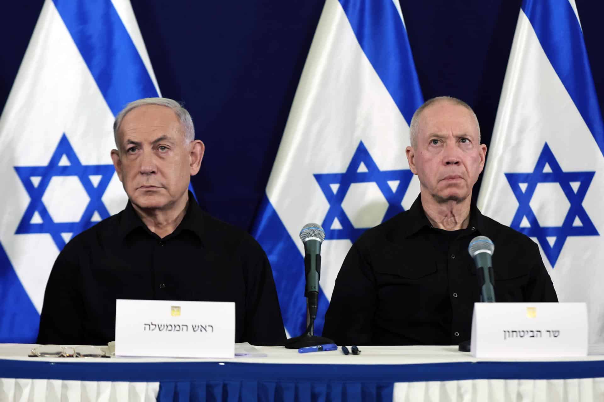 El Primer Ministro de Israel, Benjamin Netanyahu (I), y el Ministro de Defensa, Yoav Gallant (D), ofrecen una conferencia de prensa en la base militar Kirya en Tel Aviv. EFE/EPA/Abir Sultan/POOL