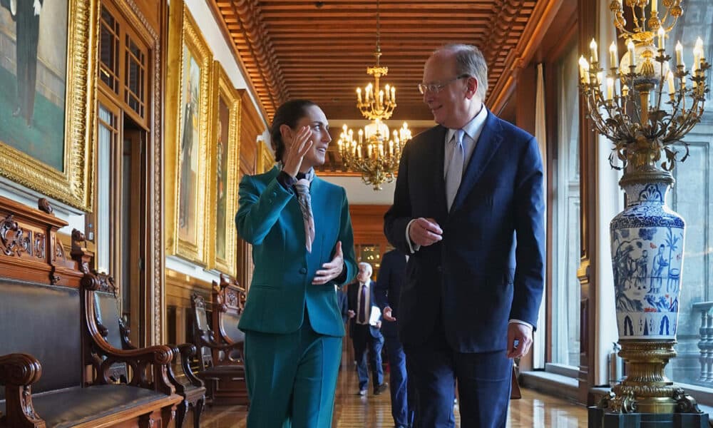 Fotografía cedida este miércoles por la presidencia de México, de la mandataria de México Claudia Sheinbaum (i), acompañada del presidente de BlackRock, y Adebayo Ogunlesi, Larry Fink (d), al termino de una reunión privada en Palacio Nacional de la Ciudad de México (México). EFE/Presidencia de México/SOLO USO EDITORIAL/SOLO DISPONIBLE PARA ILUSTRAR LA NOTICIA QUE ACOMPAÑA(CRÉDITO OBLIGATORIO)