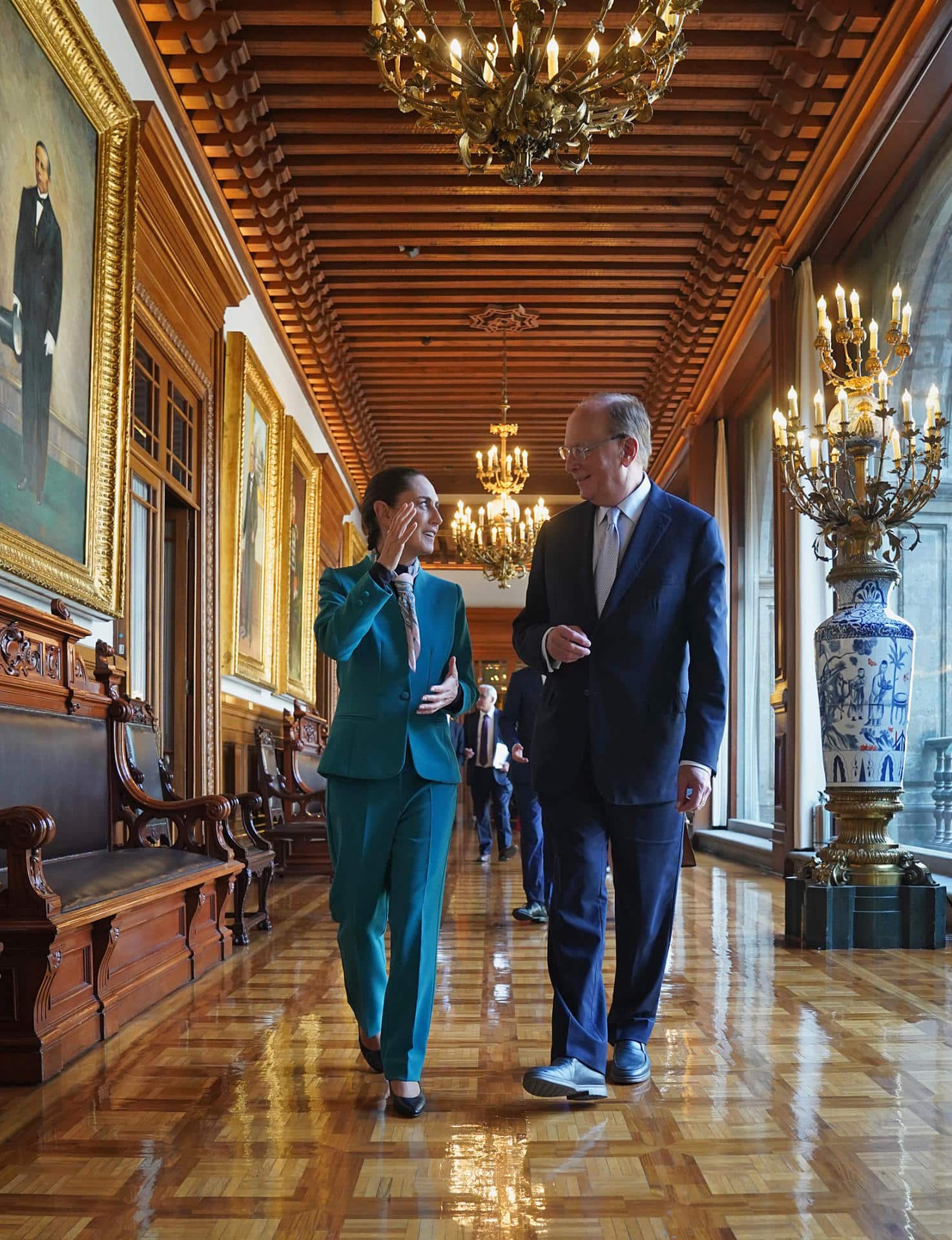 Fotografía cedida este miércoles por la presidencia de México, de la mandataria de México Claudia Sheinbaum (i), acompañada del presidente de BlackRock, y Adebayo Ogunlesi, Larry Fink (d), al termino de una reunión privada en Palacio Nacional de la Ciudad de México (México). EFE/Presidencia de México/SOLO USO EDITORIAL/SOLO DISPONIBLE PARA ILUSTRAR LA NOTICIA QUE ACOMPAÑA(CRÉDITO OBLIGATORIO)