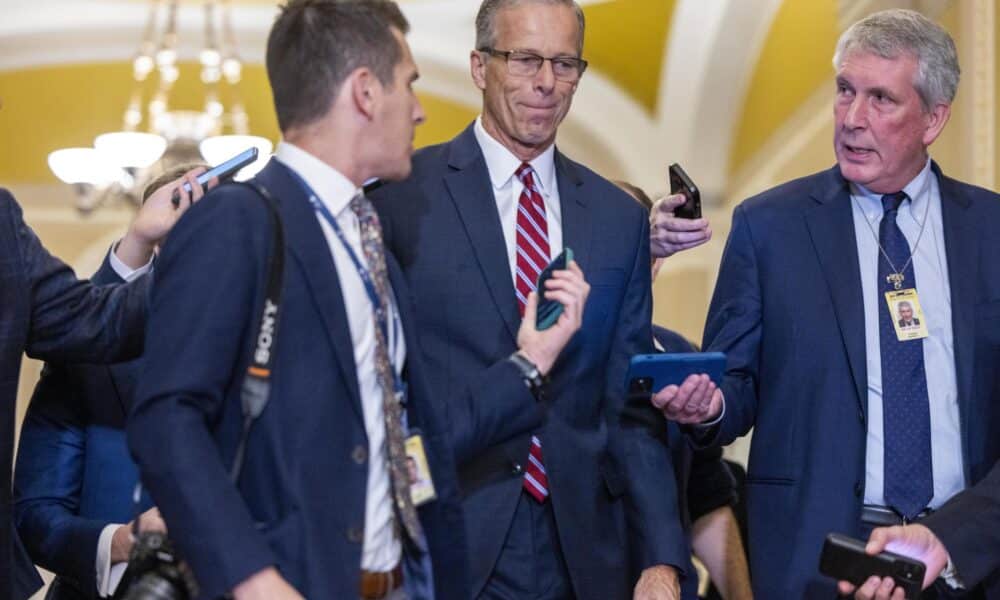 El senador republicano de Dakota del Sur y líder de la mayoría en el Senado, John Thune, llega para la votación de liderazgo republicano en el Senado en el Capitolio de EE. UU. en Washington, el 13 de noviembre de 2024. LEFE/SHAWN THEW