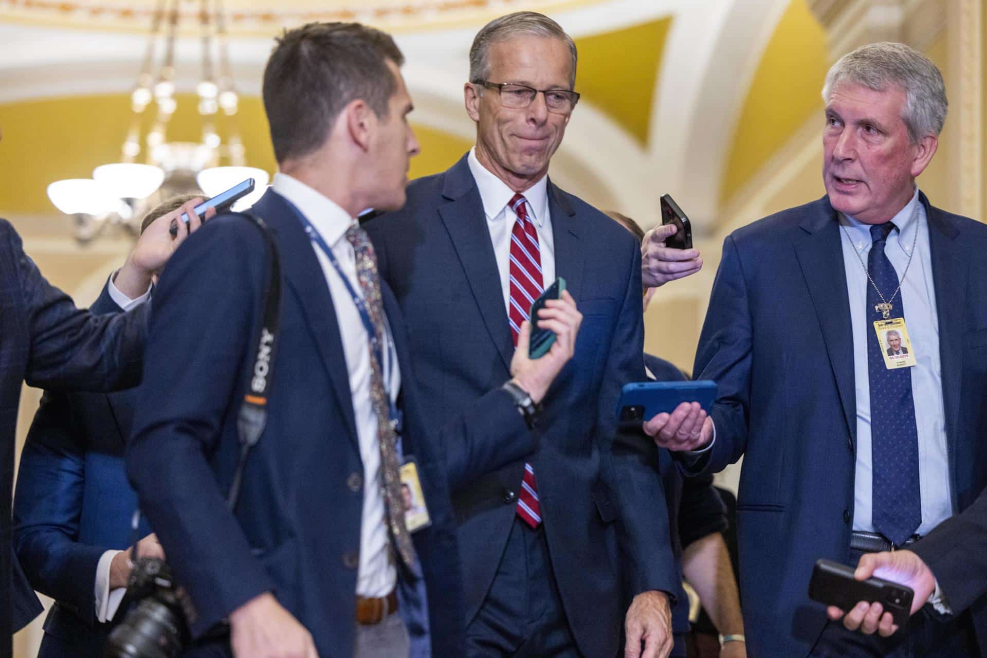 El senador republicano de Dakota del Sur y líder de la mayoría en el Senado, John Thune, llega para la votación de liderazgo republicano en el Senado en el Capitolio de EE. UU. en Washington, el 13 de noviembre de 2024. LEFE/SHAWN THEW