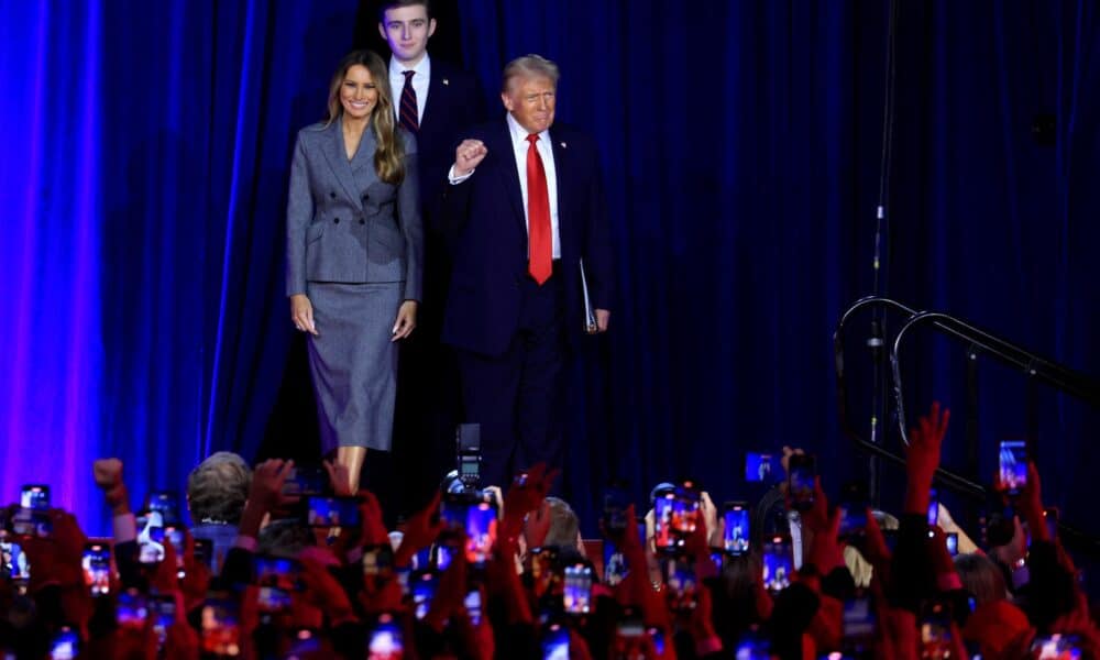 El expresidente de EE.UU. Donald Trump se atribuye este martes una victoria frente a la vicepresidenta Kamala Harris. EFE/EPA/CRISTOBAL HERRERA-ULASHKEVICH