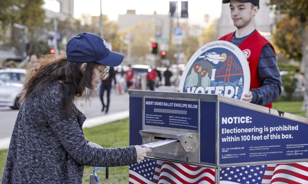 Un votante depositó su boleta en una caja de recolección de votos en San Francisco, California, EE. UU., el 5 de noviembre de 2024. EFE/JOHN G MABANGLO