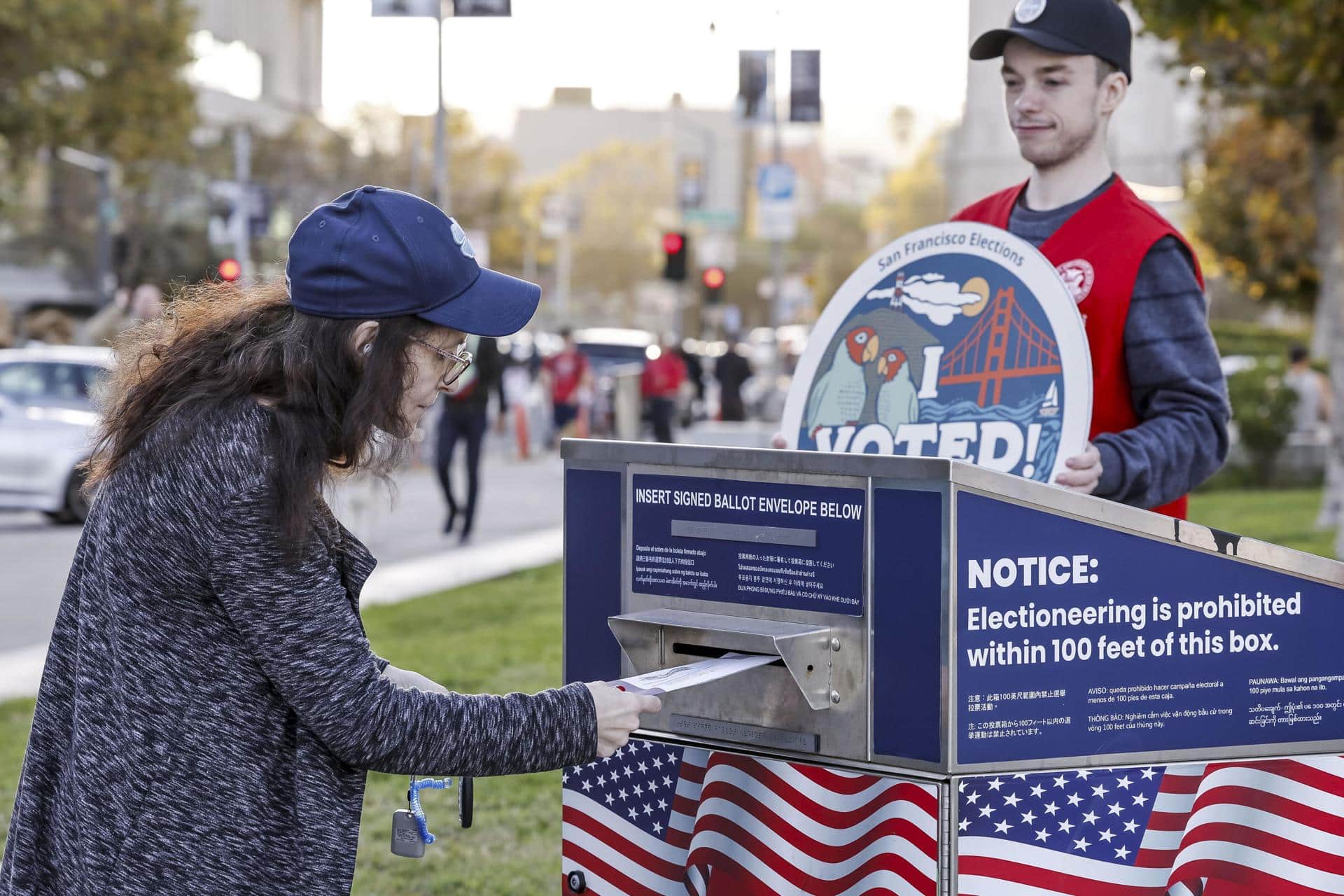 Un votante depositó su boleta en una caja de recolección de votos en San Francisco, California, EE. UU., el 5 de noviembre de 2024. EFE/JOHN G MABANGLO