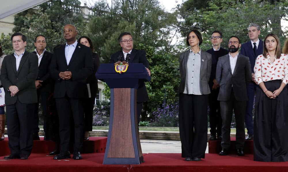 El presidente de Colombia, Gustavo Petro (c), acompañado por sus ministros habla durante el balance de la COP16 en la Plaza de Armas de la Casa de Nariño este jueves, en Bogotá (Colombia). EFE/ Mauricio Dueñas Castañeda