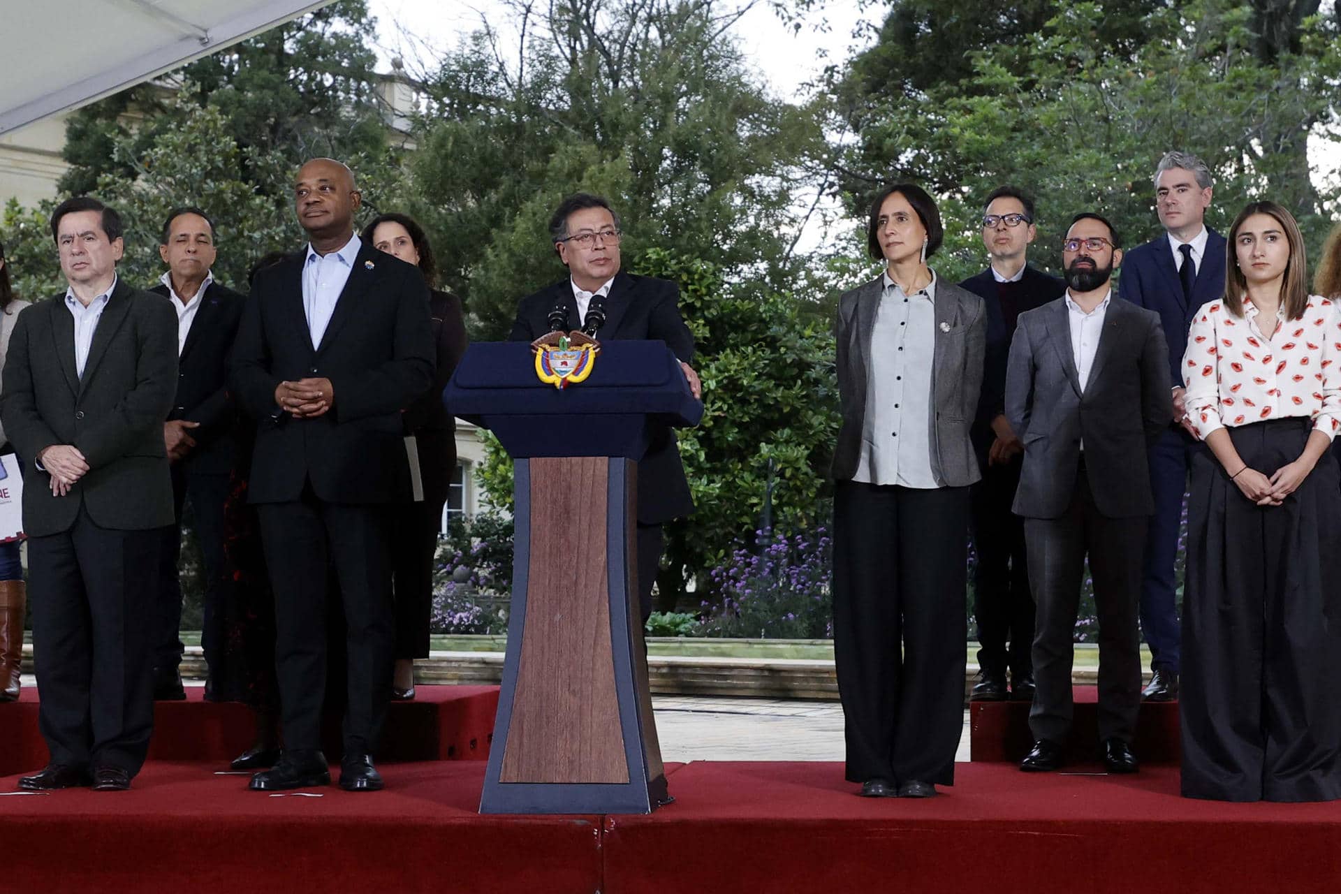 El presidente de Colombia, Gustavo Petro (c), acompañado por sus ministros habla durante el balance de la COP16 en la Plaza de Armas de la Casa de Nariño este jueves, en Bogotá (Colombia). EFE/ Mauricio Dueñas Castañeda