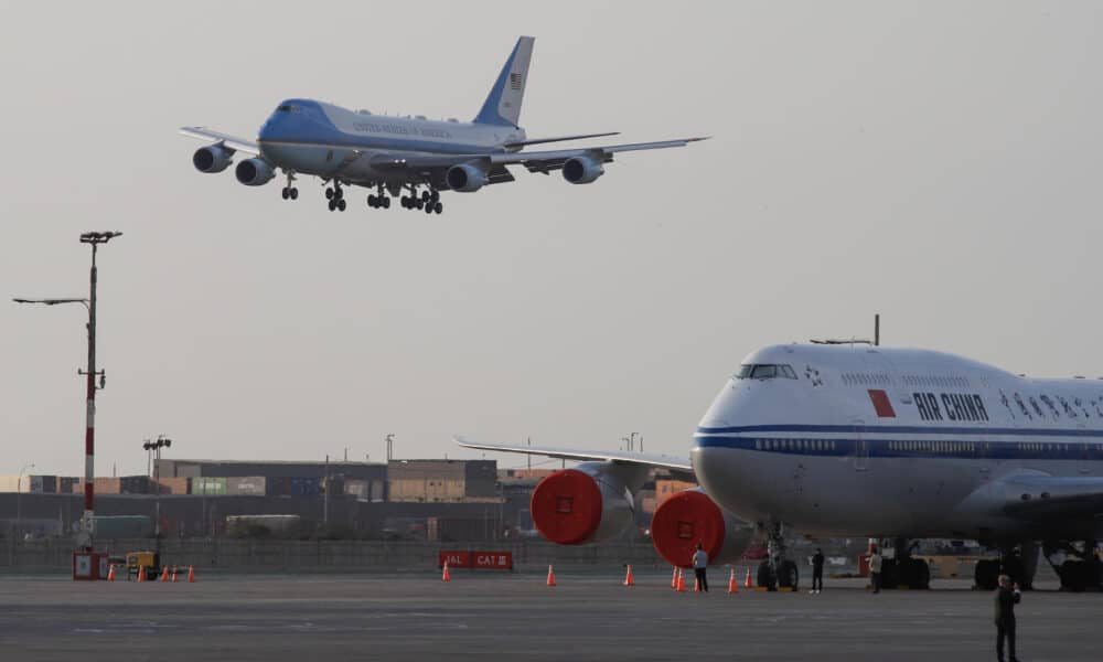 Fotografía del avión presidencial Air Force One en el que viaja el presidente de EE.UU., Joe Biden, este jueves en la Base Aérea del Callao en Lima (Perú). EFE/ Renato Pajuelo