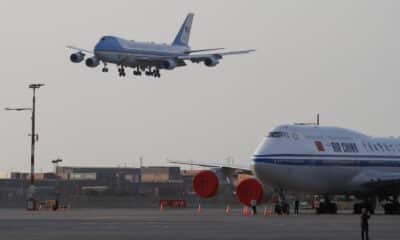 Fotografía del avión presidencial Air Force One en el que viaja el presidente de EE.UU., Joe Biden, este jueves en la Base Aérea del Callao en Lima (Perú). EFE/ Renato Pajuelo