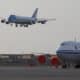 Fotografía del avión presidencial Air Force One en el que viaja el presidente de EE.UU., Joe Biden, este jueves en la Base Aérea del Callao en Lima (Perú). EFE/ Renato Pajuelo