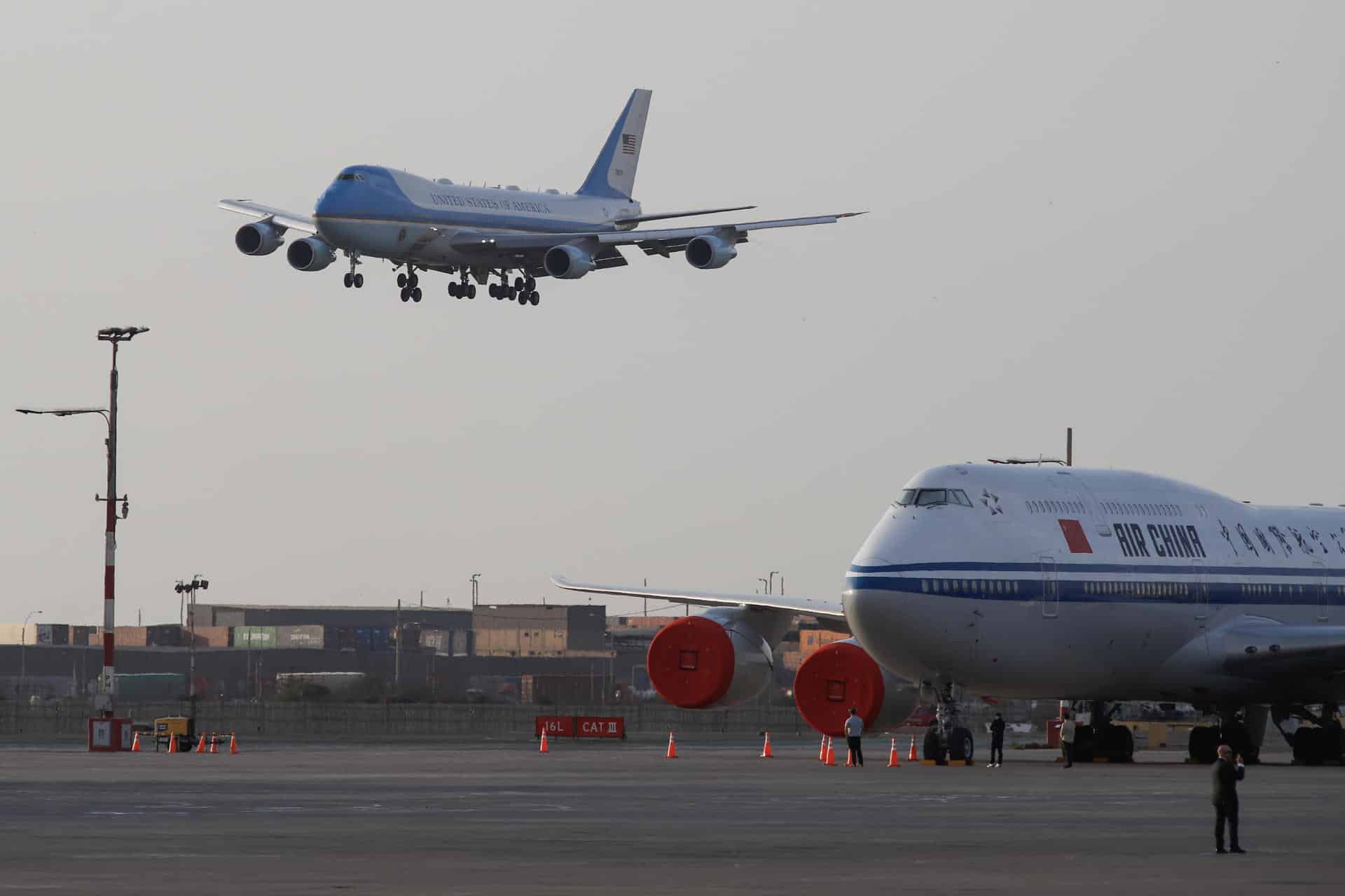 Fotografía del avión presidencial Air Force One en el que viaja el presidente de EE.UU., Joe Biden, este jueves en la Base Aérea del Callao en Lima (Perú). EFE/ Renato Pajuelo