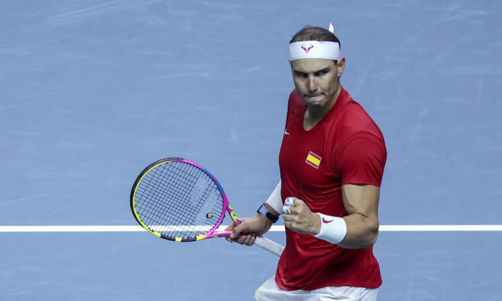 El tenista español Rafa Nadal ante el neerlandés Botic Van de Zandschulp durante el primer partido de los cuartos de final entre los equipos de España y Países Bajos, este martes en el Palacio de los Deportes José María Martín Carpena de Málaga (Andalucía). EFE/ Daniel Pérez