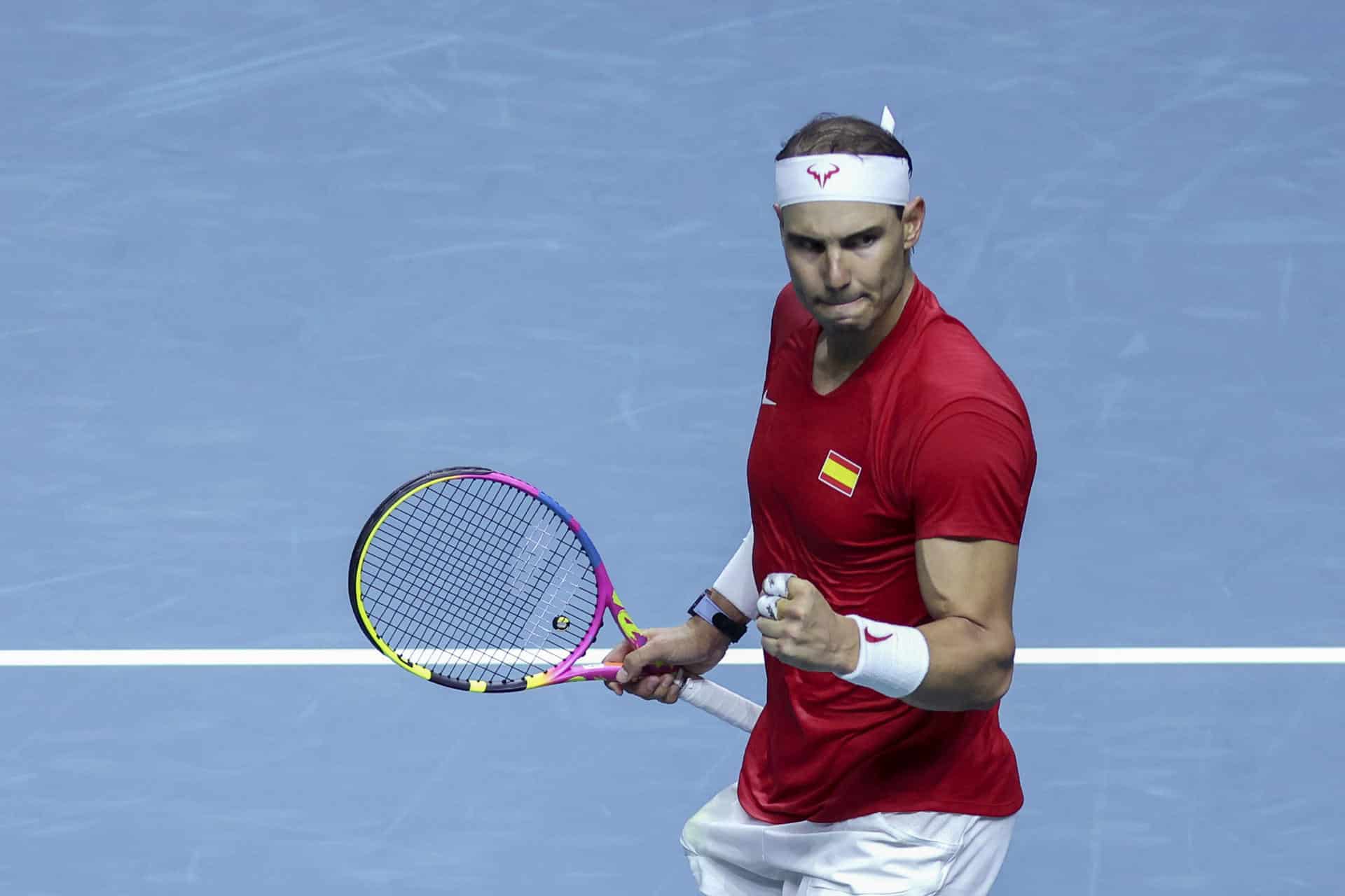 El tenista español Rafa Nadal ante el neerlandés Botic Van de Zandschulp durante el primer partido de los cuartos de final entre los equipos de España y Países Bajos, este martes en el Palacio de los Deportes José María Martín Carpena de Málaga (Andalucía). EFE/ Daniel Pérez