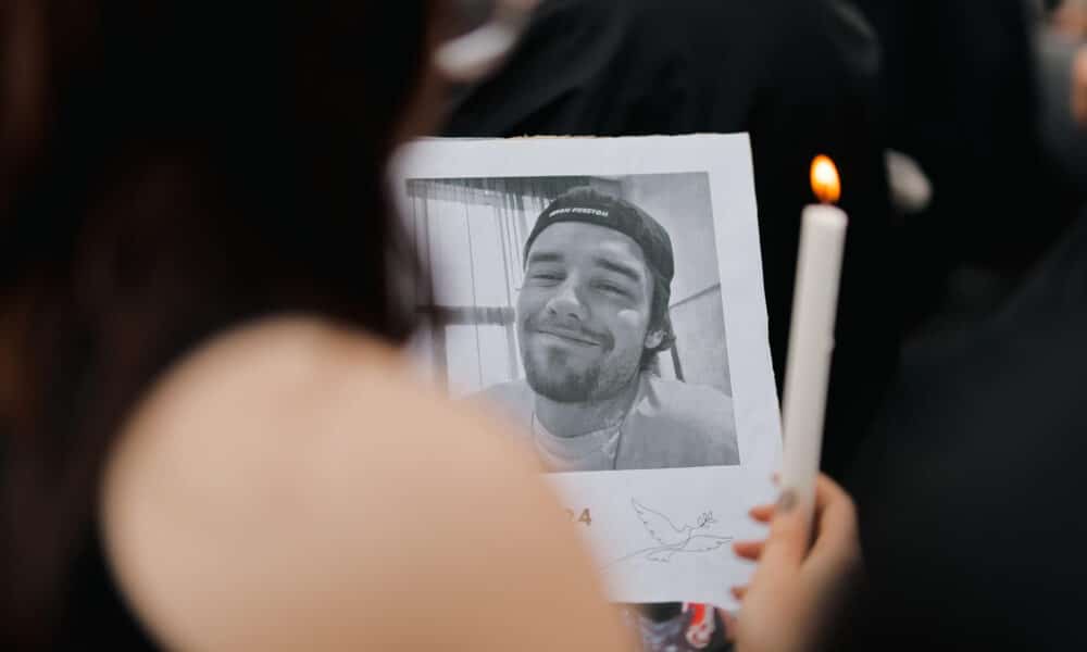 Una fan con una fotografía del cantante británico Liam Payne, fallecido el pasado 16 de octubre en Buenos Aires, durante un homenaje al artista en el Obelisco de esta ciudad argentina. EFE/ Juan Ignacio Roncoroni