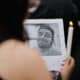 Una fan con una fotografía del cantante británico Liam Payne, fallecido el pasado 16 de octubre en Buenos Aires, durante un homenaje al artista en el Obelisco de esta ciudad argentina. EFE/ Juan Ignacio Roncoroni