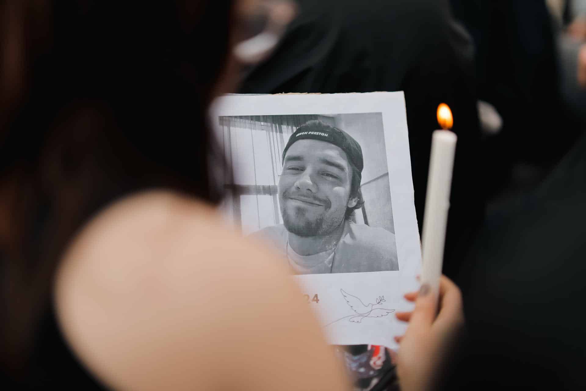 Una fan con una fotografía del cantante británico Liam Payne, fallecido el pasado 16 de octubre en Buenos Aires, durante un homenaje al artista en el Obelisco de esta ciudad argentina. EFE/ Juan Ignacio Roncoroni