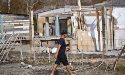 Un hombre pasa frente a una casa destruida por el huracán Rafael este miércoles en Playa Guanimar, Artemisa (Cuba). EFE/Yander Zamora