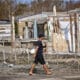 Un hombre pasa frente a una casa destruida por el huracán Rafael este miércoles en Playa Guanimar, Artemisa (Cuba). EFE/Yander Zamora