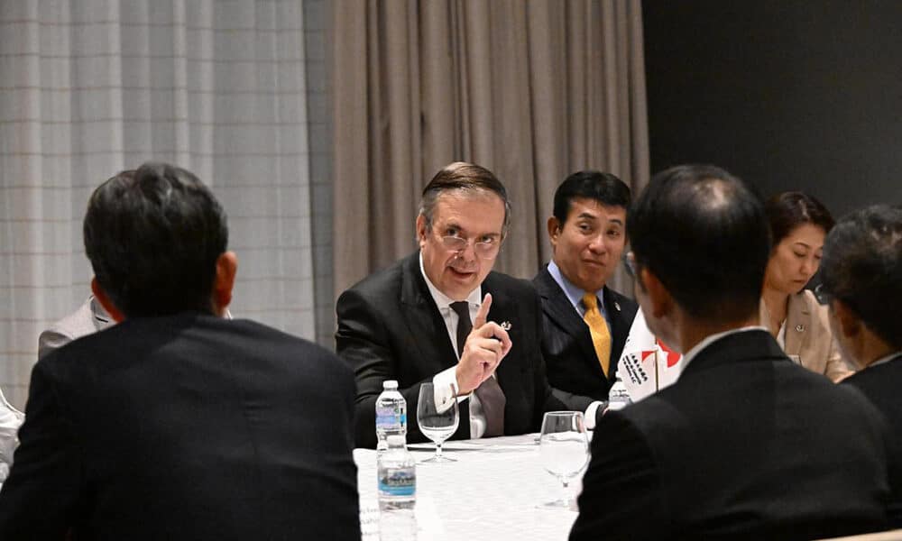 Fotografía cedida este domingo cortesía de la Secretaría de Economía (SE), de su titular Marcelo Ebrard (c) durante una reunión de trabajo con directivos de empresas japonesas en la Ciudad de México (México). EFE/Secretaría de Economía/SOLO USO EDITORIAL/SOLO DISPONIBLE PARA ILUSTRAR LA NOTICIA QUE ACOMPAÑA (CRÉDITO OBLIGATORIO) MEJOR CALIDAD POSIBLE