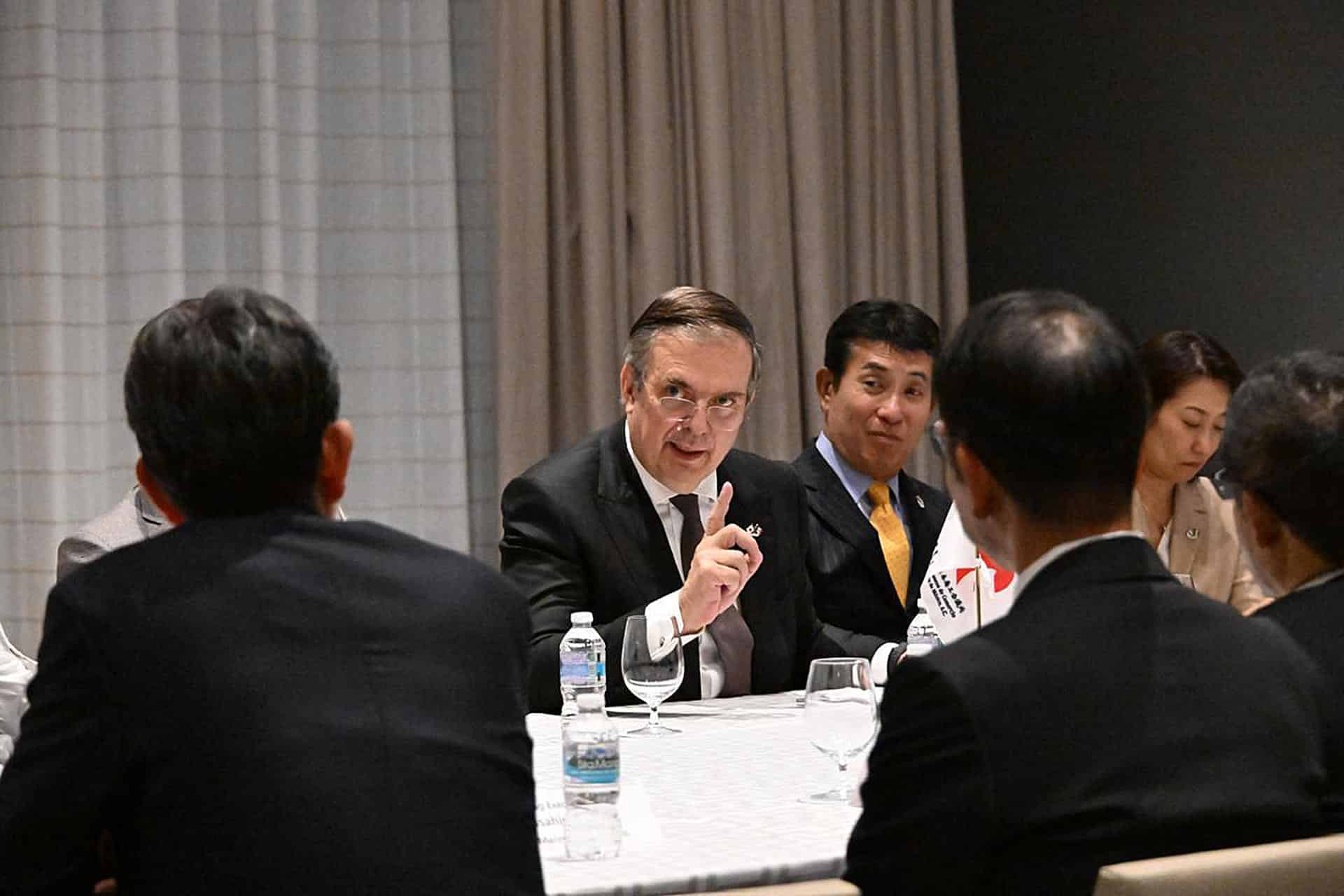 Fotografía cedida este domingo cortesía de la Secretaría de Economía (SE), de su titular Marcelo Ebrard (c) durante una reunión de trabajo con directivos de empresas japonesas en la Ciudad de México (México). EFE/Secretaría de Economía/SOLO USO EDITORIAL/SOLO DISPONIBLE PARA ILUSTRAR LA NOTICIA QUE ACOMPAÑA (CRÉDITO OBLIGATORIO) MEJOR CALIDAD POSIBLE