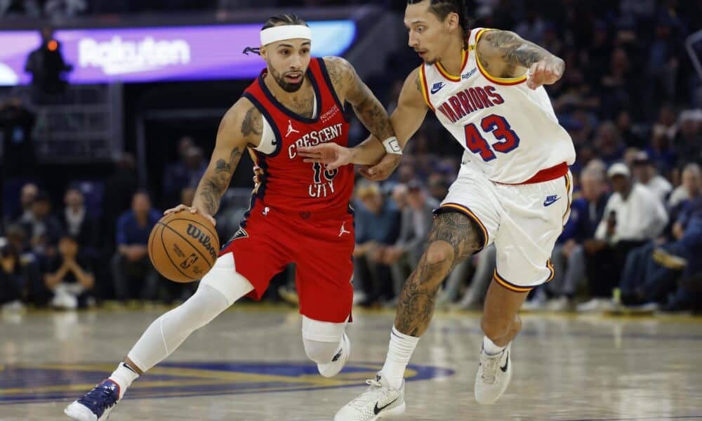 Fotografía de archivo del jugador puertorriqueño de los New Orleans Pelicans Jose Alvarado (i) en acción en un partido de la NBA. EFE/JOHN G. MABANGLO