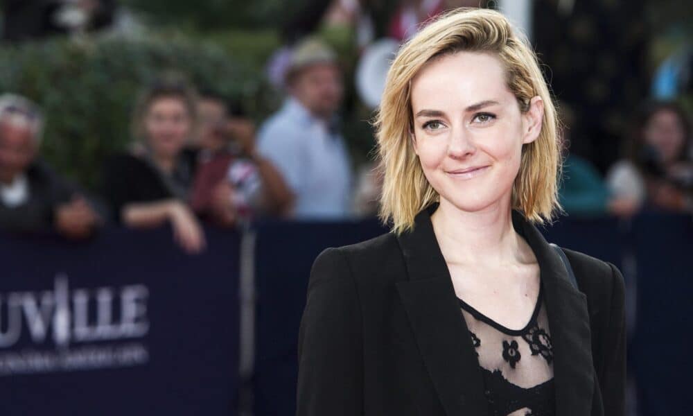 La actriz estadounidense Jena Malone posa en la alfombra roja del Festival de Cine Americano de Deaville 2013 durante la presentación del filme 'The Wait'. EFE/Etienne Laurent/Archivo.