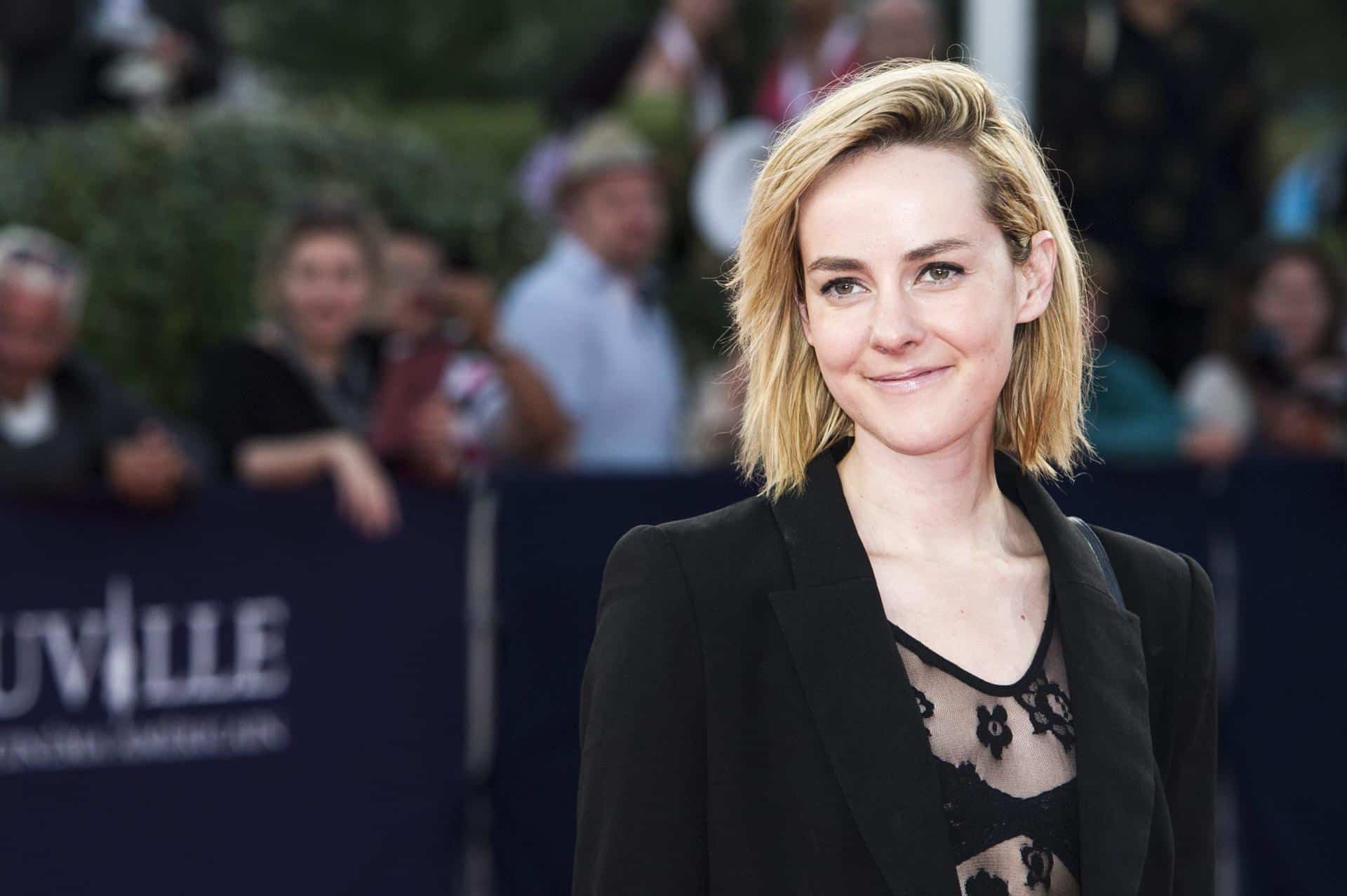 La actriz estadounidense Jena Malone posa en la alfombra roja del Festival de Cine Americano de Deaville 2013 durante la presentación del filme 'The Wait'. EFE/Etienne Laurent/Archivo.