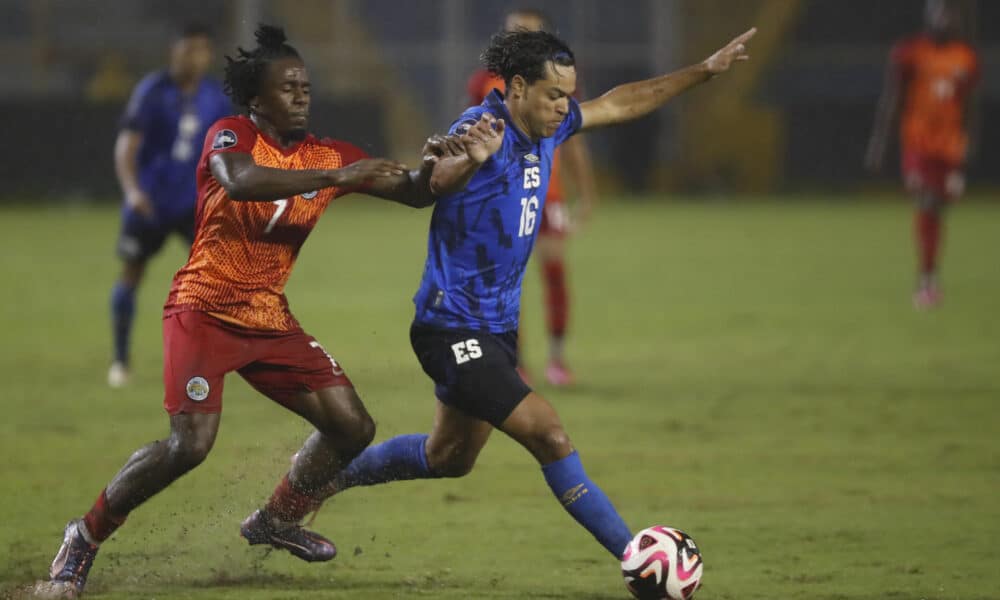 Francis Castillo (d) de El Salvador disputa un balón con Brandon Barzey de Monserrat este domingo en un partido de la Liga Naciones. EFE/ Rodrigo Sura