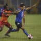 Francis Castillo (d) de El Salvador disputa un balón con Brandon Barzey de Monserrat este domingo en un partido de la Liga Naciones. EFE/ Rodrigo Sura