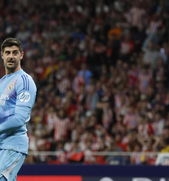 Thibaut Courtois retira un objeto lanzado desde el fondo sur del Metropolitano en el derbi del pasado 29 de septiembre. EFE/Ballesteros