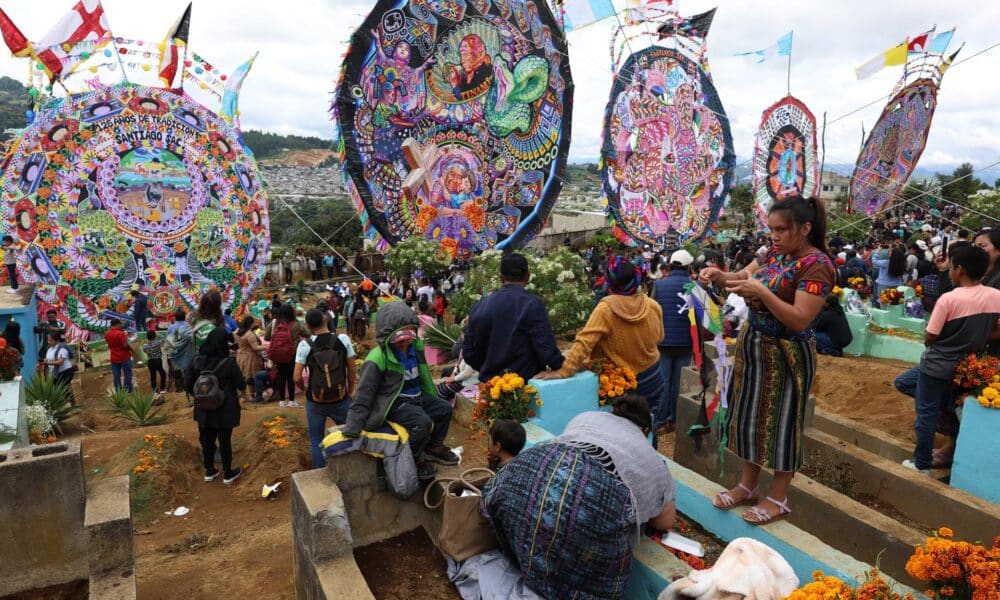 Personas se reúnen en el Cementerio General de Santiago Sacatepéquez este 1 de noviembre de 2024, en Ciudad de Guatemala (Guatemala).EFE/ Mariano Macz