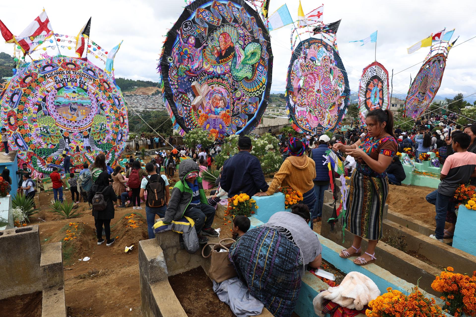 Personas se reúnen en el Cementerio General de Santiago Sacatepéquez este 1 de noviembre de 2024, en Ciudad de Guatemala (Guatemala).EFE/ Mariano Macz