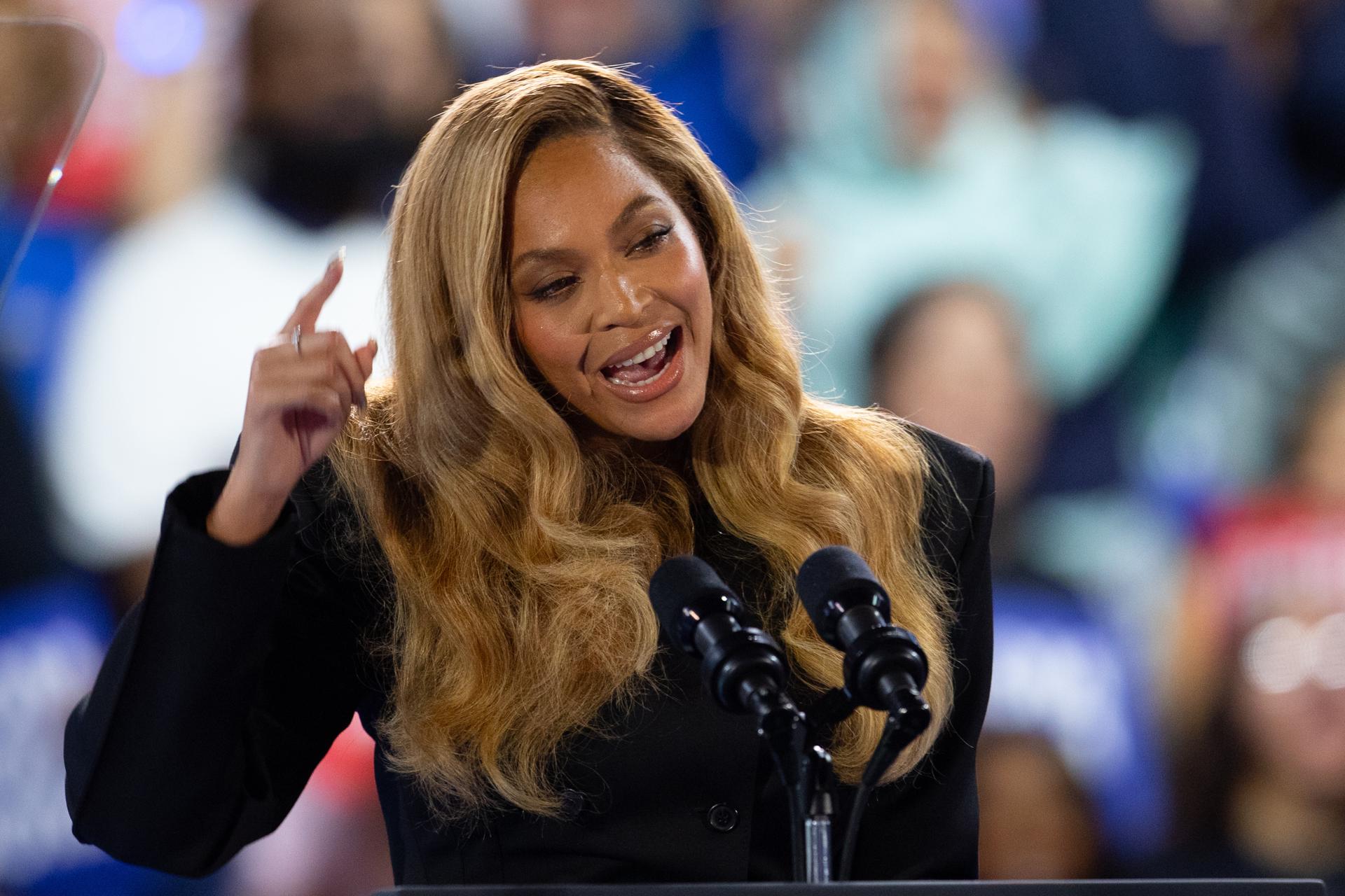 La cantante estadounidense Beyoncé habla durante el mitin de la vicepresidenta estadounidense y candidata presidencial demócrata Kamala Harris, en el Shell Energy Stadium en Houston, Texas, EE.UU., el 25 de octubre de 2024. EFE/EPA/Carlos Ramirez