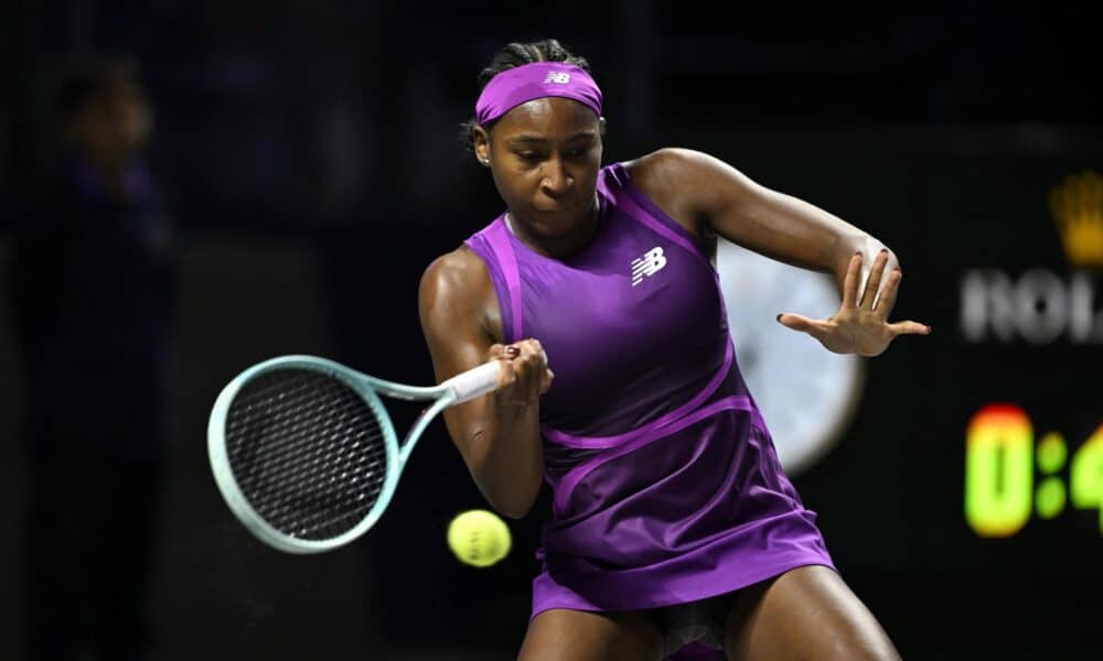 La tenista estadounidense Coco Gauff en acción durante el partido deante su compatriota Jessica Pegula en el partido de las finales de la WTA Finals que se disputa en Arabia Saudí. EFE/EPA/STRINGER