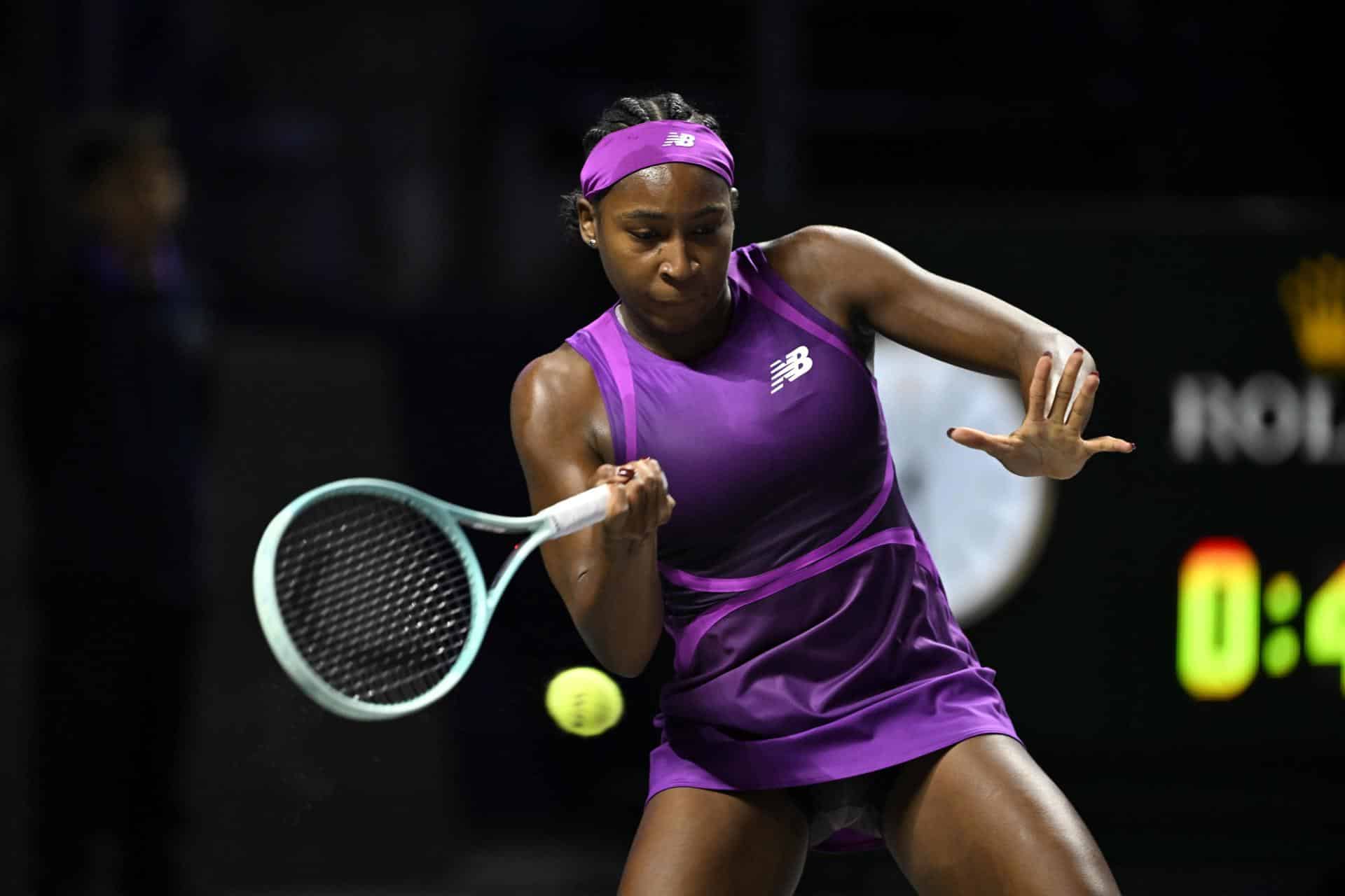 La tenista estadounidense Coco Gauff en acción durante el partido deante su compatriota Jessica Pegula en el partido de las finales de la WTA Finals que se disputa en Arabia Saudí. EFE/EPA/STRINGER