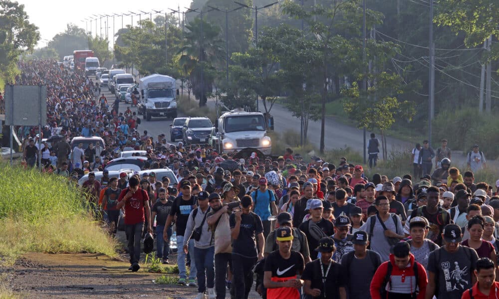 Migrantes parten en caravana rumbo a EEUU, este martes, en el municipio de Tapachula en el estado de Chiapas (México). Miles de migrantes salieron este martes en caravana desde la frontera sur de México, para pedir, en el marco de las elecciones de Estados Unidos que se celebran este martes, que no se endurezcan más las políticas migratorias para ingresar a aquel país. EFE/ Juan Manuel Blanco