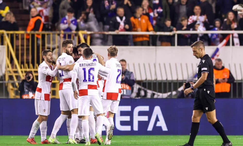 El central croata Josco Guardiol (2I) celebra el gol del empate durante el partido de la UEFA Nations League soccer que han jugado en el Polyud Stadium, en Split, Croacia. EFE/EPA/PAULO NOVAIS