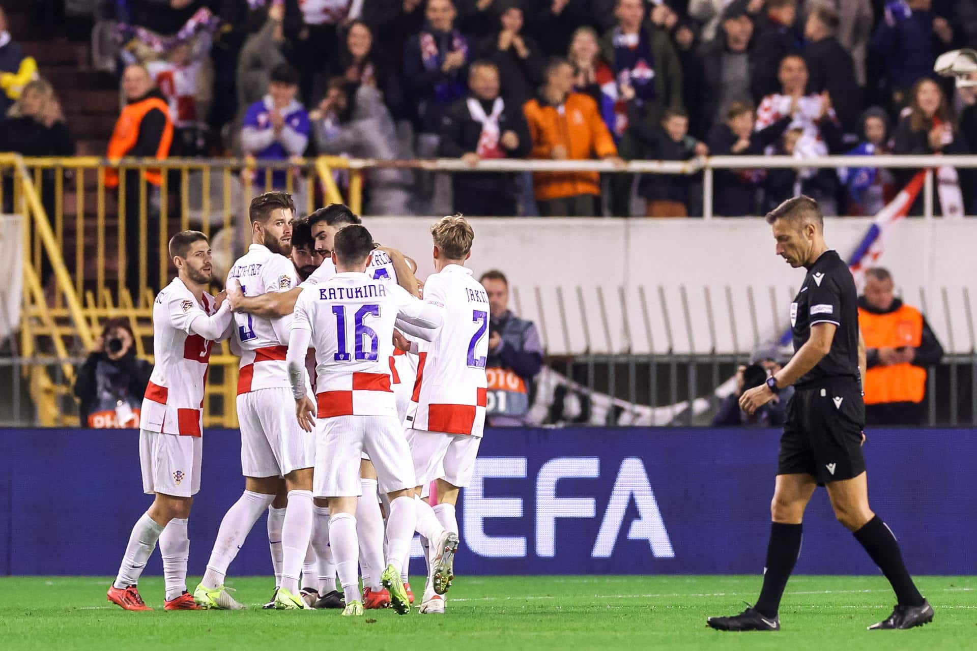 El central croata Josco Guardiol (2I) celebra el gol del empate durante el partido de la UEFA Nations League soccer que han jugado en el Polyud Stadium, en Split, Croacia. EFE/EPA/PAULO NOVAIS