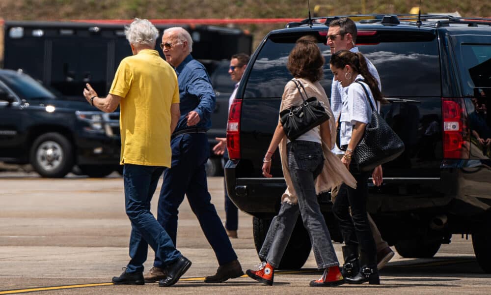 El presidente de Estados Unidos, Joe Biden (2-i), camina con el científico Carlos Nobre (i) a su llegada al Aeropuerto Internacional Eduardo Gomes de Manaos, antes de dirigirse a Río de Janeiro para participar en la Cumbre del G20, este domingo, en la ciudad de Manaos (Brasil). EFE/ Raphael Alves