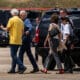 El presidente de Estados Unidos, Joe Biden (2-i), camina con el científico Carlos Nobre (i) a su llegada al Aeropuerto Internacional Eduardo Gomes de Manaos, antes de dirigirse a Río de Janeiro para participar en la Cumbre del G20, este domingo, en la ciudad de Manaos (Brasil). EFE/ Raphael Alves