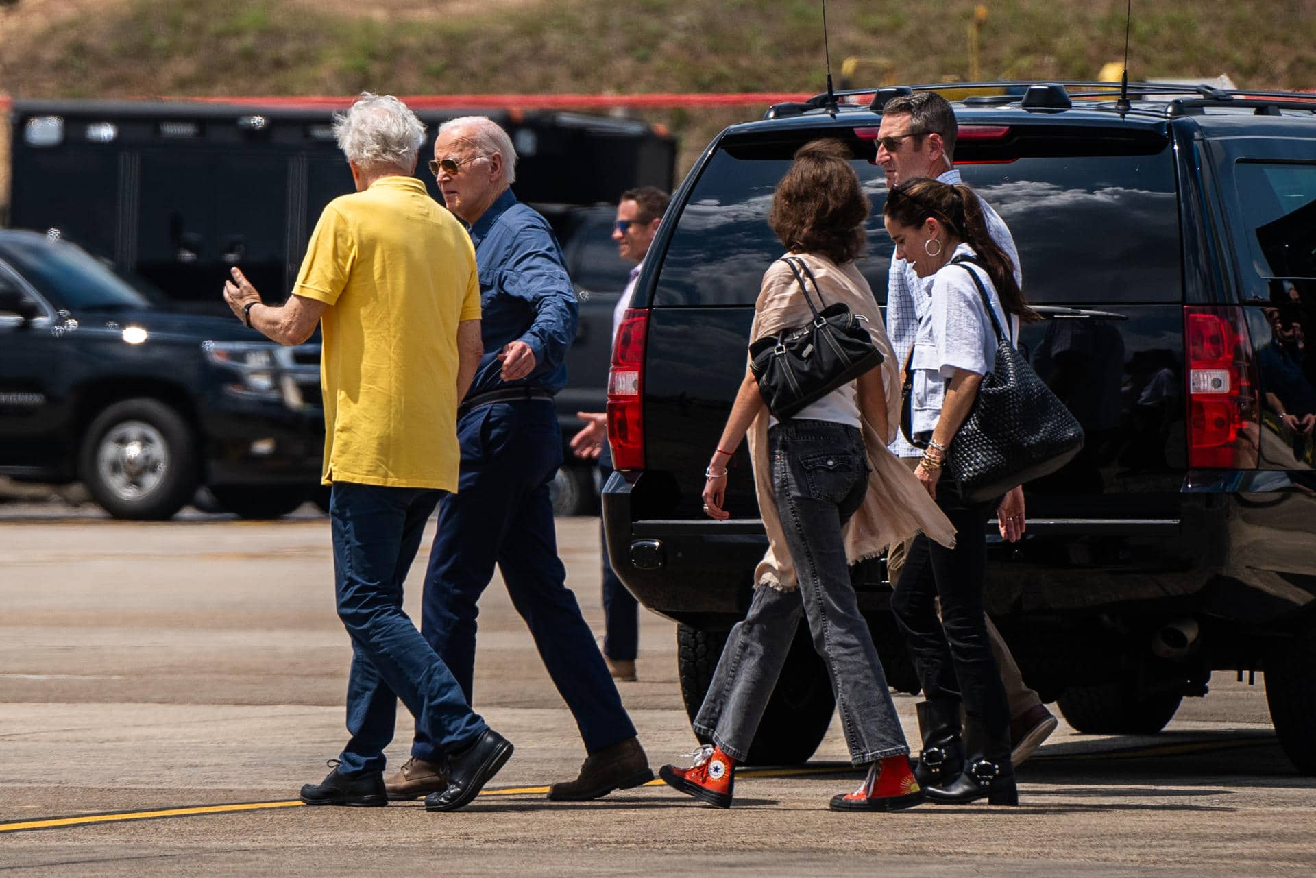 El presidente de Estados Unidos, Joe Biden (2-i), camina con el científico Carlos Nobre (i) a su llegada al Aeropuerto Internacional Eduardo Gomes de Manaos, antes de dirigirse a Río de Janeiro para participar en la Cumbre del G20, este domingo, en la ciudad de Manaos (Brasil). EFE/ Raphael Alves