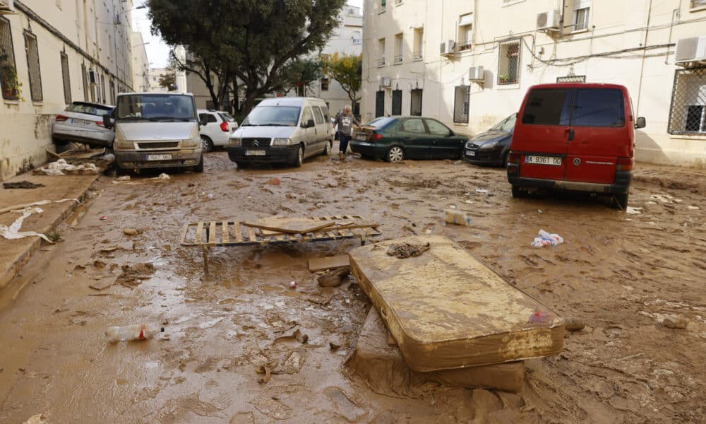 Estado de una de las calles de la pedanía valenciana de La Torre, este viernes. EFE/Ana Escobar