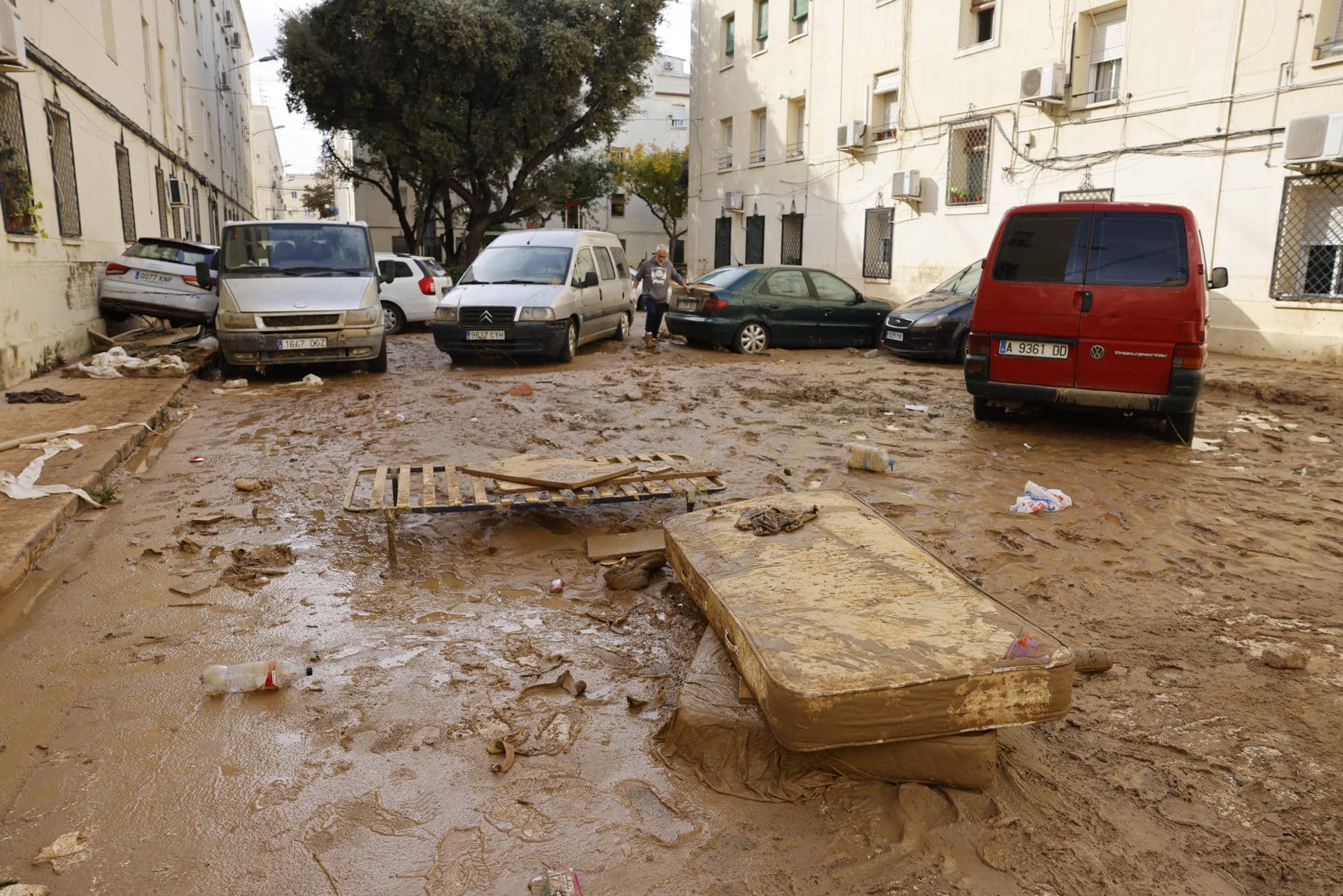 Estado de una de las calles de la pedanía valenciana de La Torre, este viernes. EFE/Ana Escobar