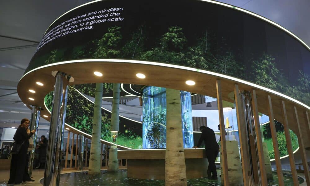 People visit Turkish pavilion in the Green Zone at the UN Climate Change Conference COP29 in Baku, Azerbaijan, 13 November 2024. EFE/EPA/IGOR KOVALENK/Archivo