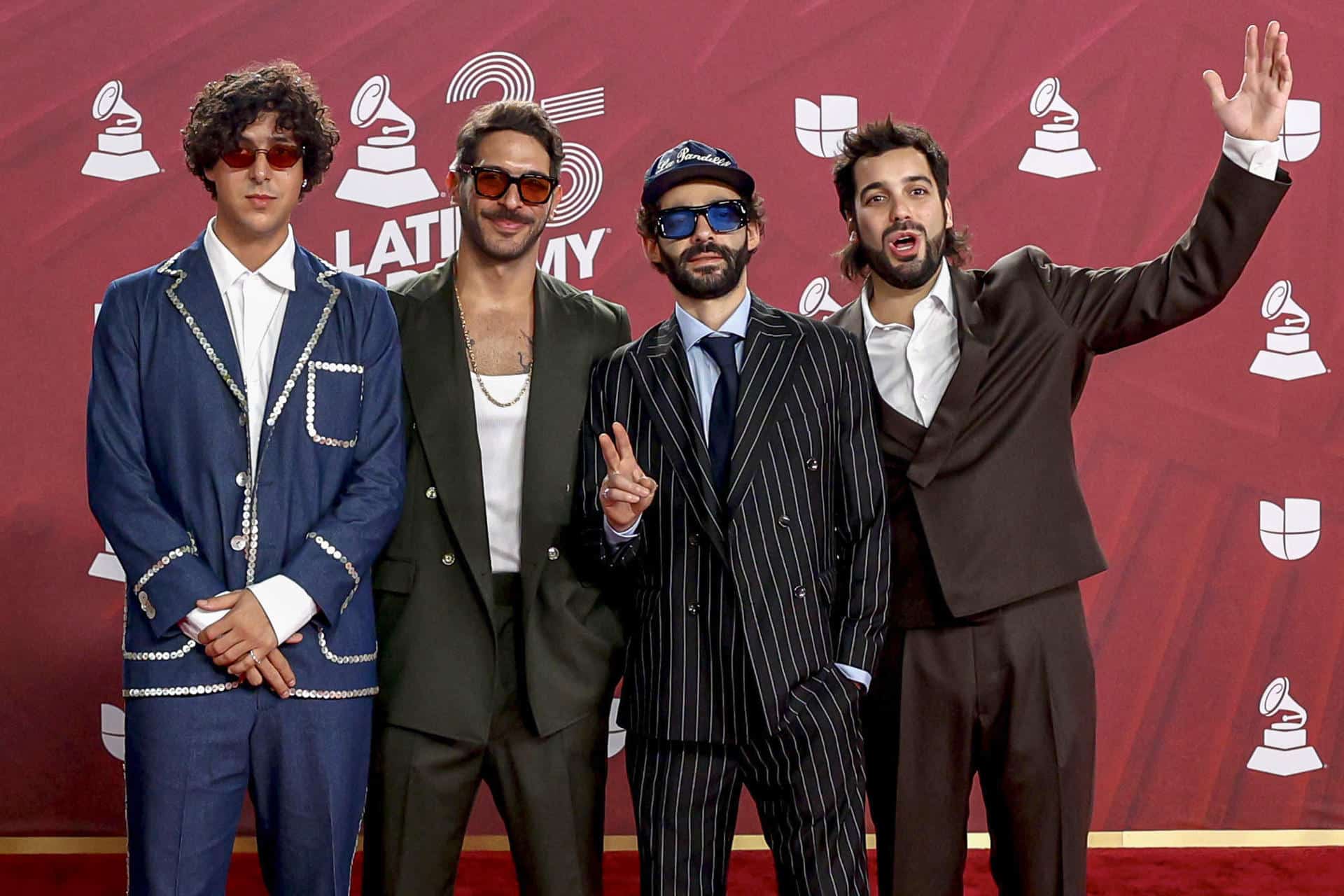 Fotografía del 14 de noviembre del 2024 de los integrantes de la banda venezolana Rawayana durante la entrega de los Premios Latin Grammy en el Kaseya Center de Miami, Florida (Estados Unidos). EFE/Eva Marie Uzcátegui