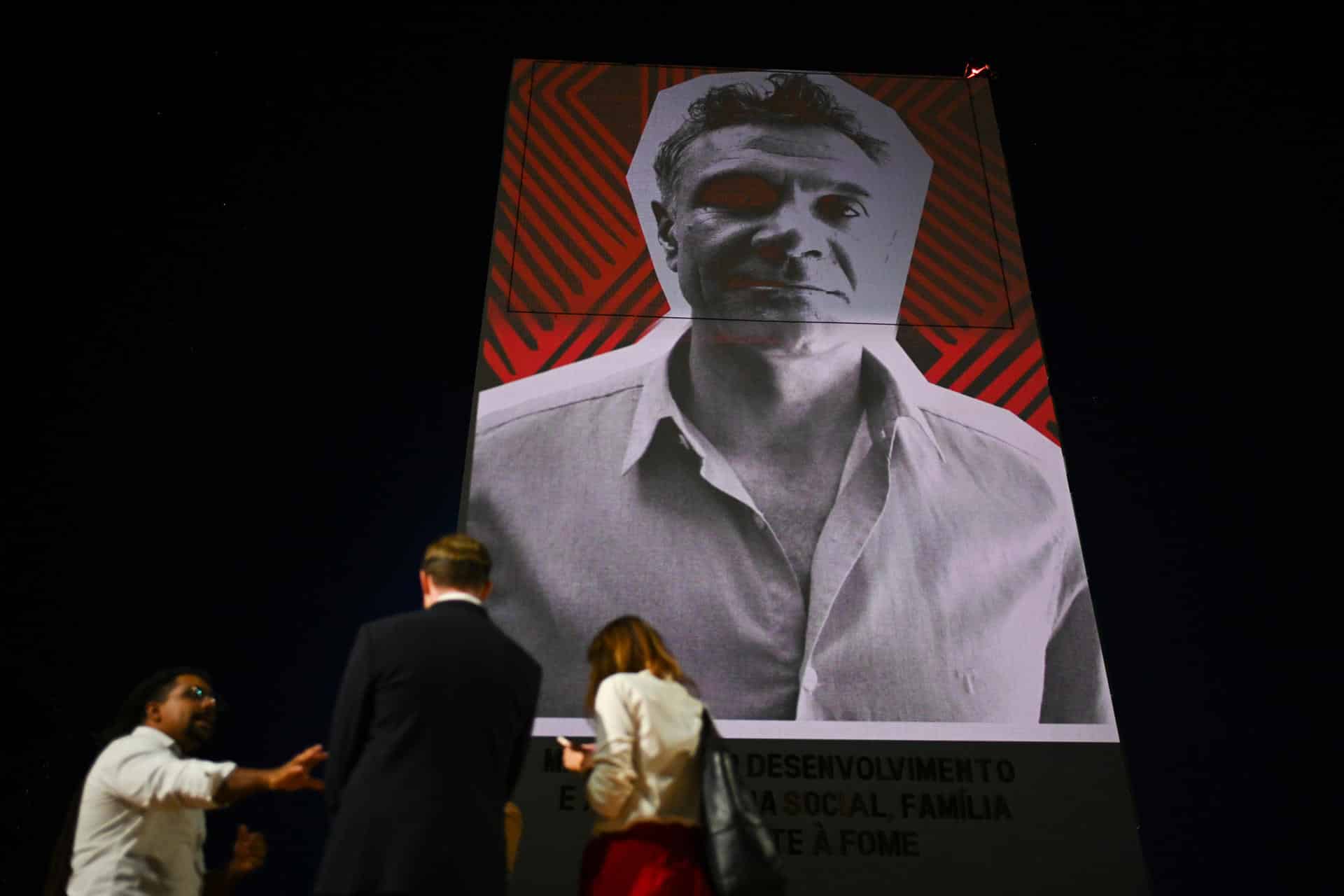 Fotografía de archivo de una imagen del periodista británico Dom Phillips, asesinado durante una expedición en Vale do Javari en 2022 junto al indigenista brasileño Bruno Pereira, durante un homenaje en Brasilia (Brasil). EFE/ Andre Borges