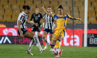 Jennifer Hermoso (d) de Tigres disputa un balón con Myra Delgadillo de Rayadas durante un partido de la Liga Femenil Mx en el estadio Universitario de la ciudad de Monterrey (México). Archivo.EFE/ Miguel Sierra