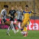 Jennifer Hermoso (d) de Tigres disputa un balón con Myra Delgadillo de Rayadas durante un partido de la Liga Femenil Mx en el estadio Universitario de la ciudad de Monterrey (México). Archivo.EFE/ Miguel Sierra