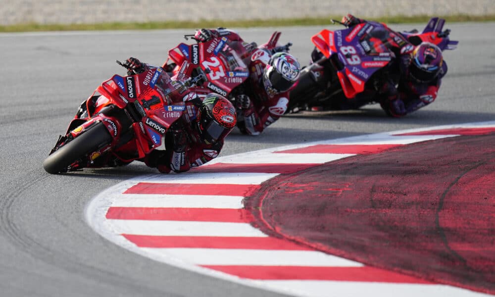 Francesco Bangaia (i), Enea Bastianini (c) y Jorge Martín (d) durante la carrera al esprint del GP Barcelona Solidaridad de MotoGP en el circuito de Cataluña. EFE/Alberto Estevez