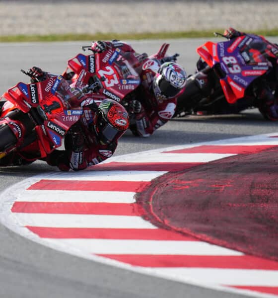 Francesco Bangaia (i), Enea Bastianini (c) y Jorge Martín (d) durante la carrera al esprint del GP Barcelona Solidaridad de MotoGP en el circuito de Cataluña. EFE/Alberto Estevez