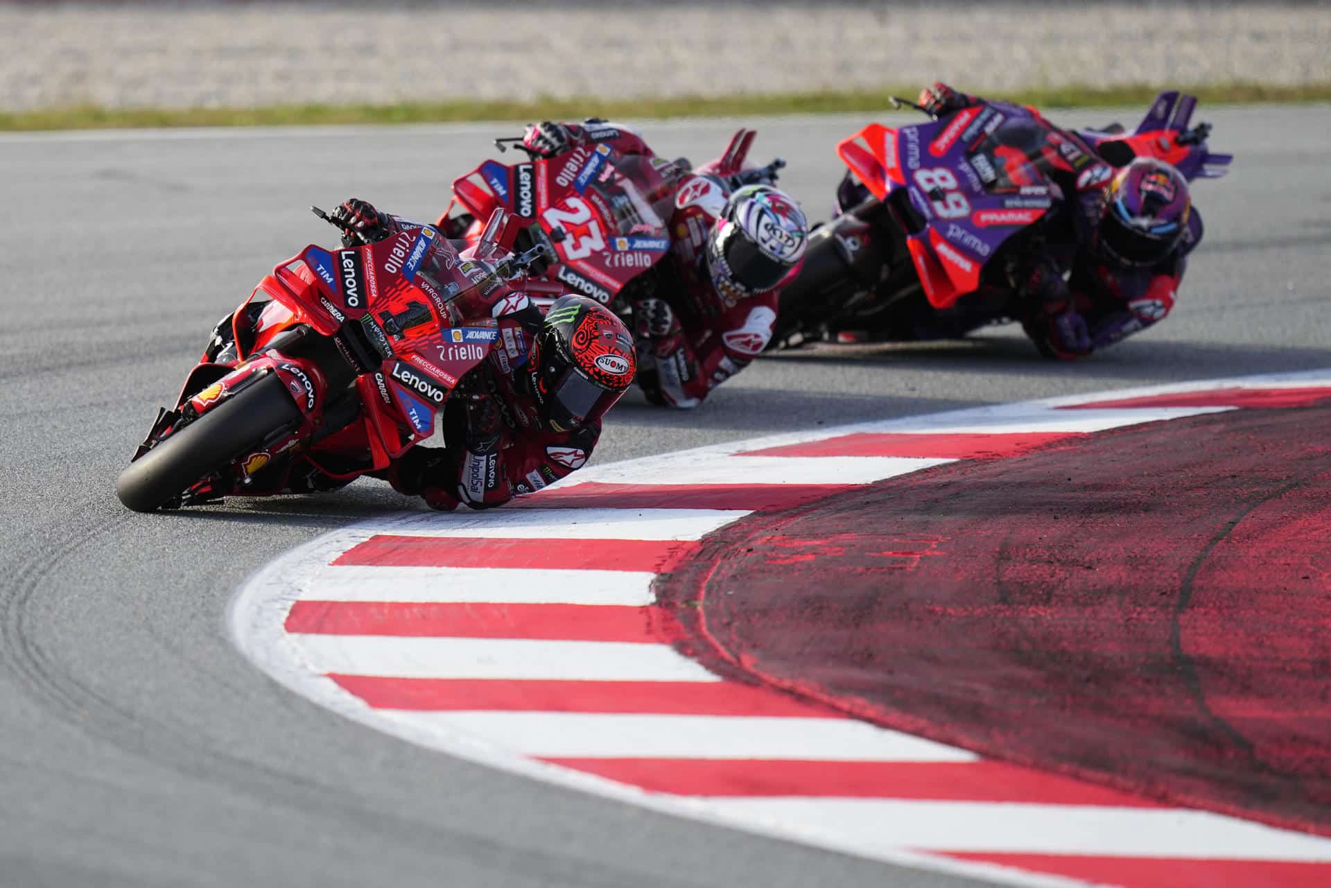 Francesco Bangaia (i), Enea Bastianini (c) y Jorge Martín (d) durante la carrera al esprint del GP Barcelona Solidaridad de MotoGP en el circuito de Cataluña. EFE/Alberto Estevez